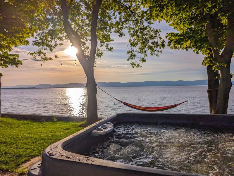 Spa et hamac face au fleuve à marée haute